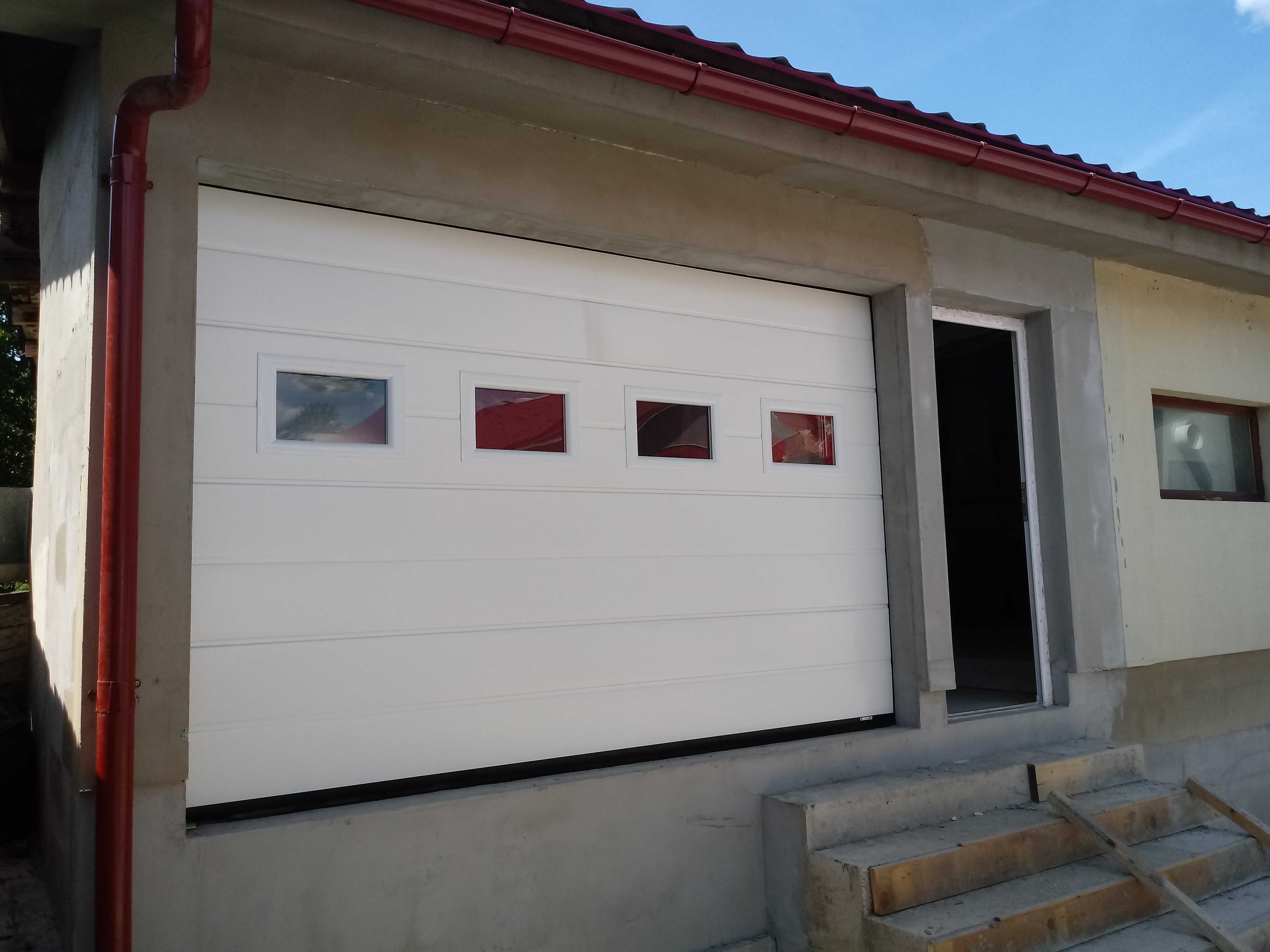 Sekčná garážová brána s okienkami